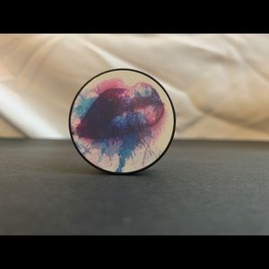 Lip Pop Socket